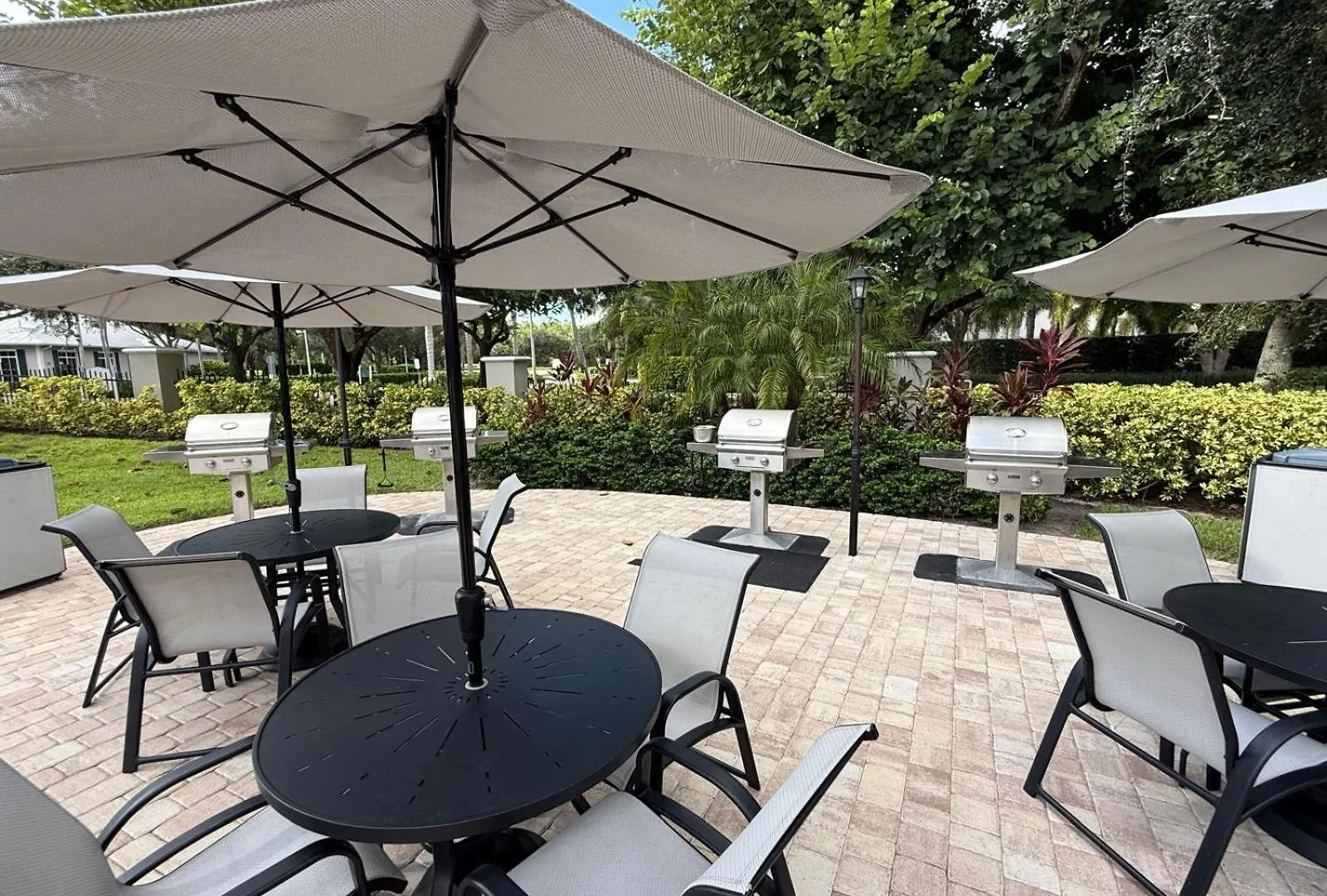 Spacious 2 Bedroom Lely Fl *