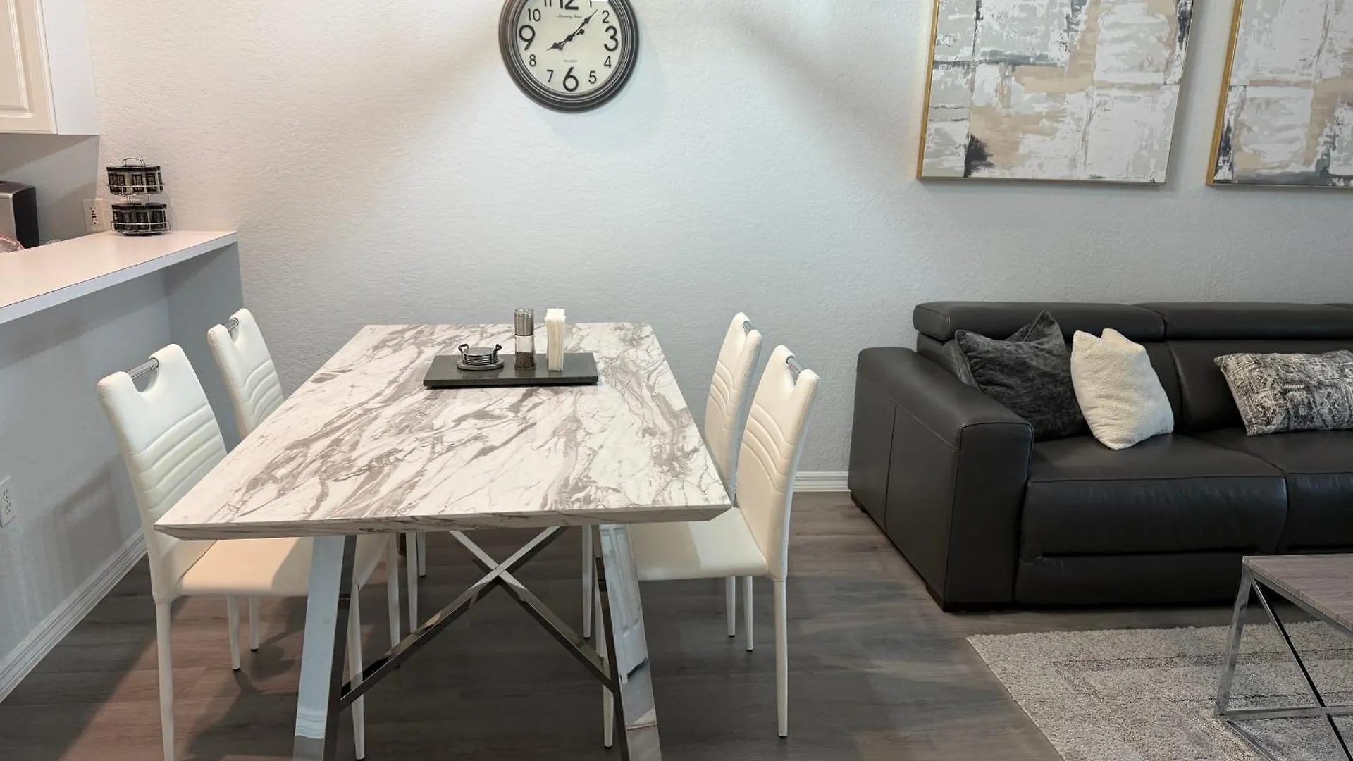 Spacious 2 Bedroom Lely Fl Lägenhet