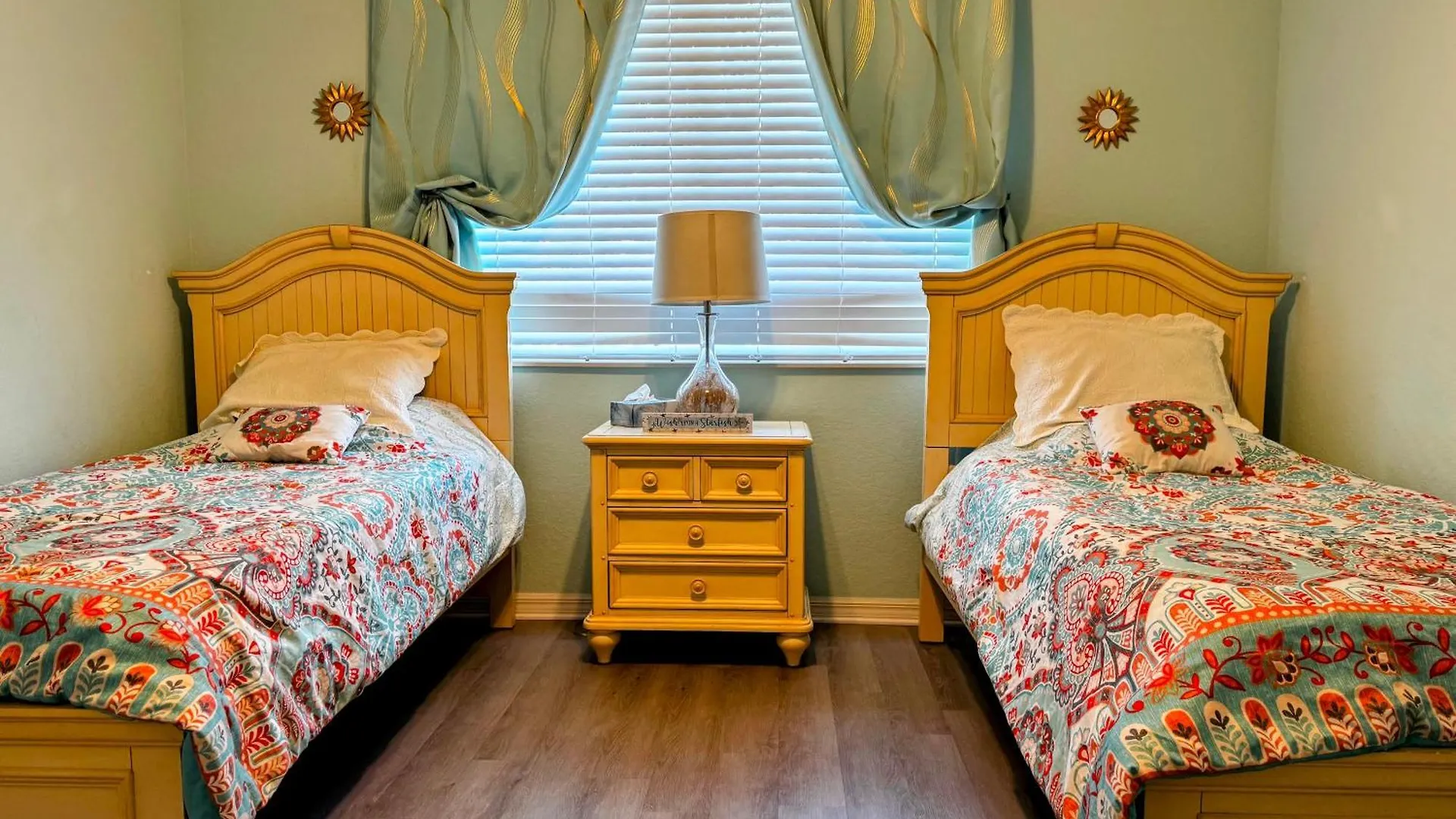 Stunning 2-bedroom Den In Greenlinks * North Naples