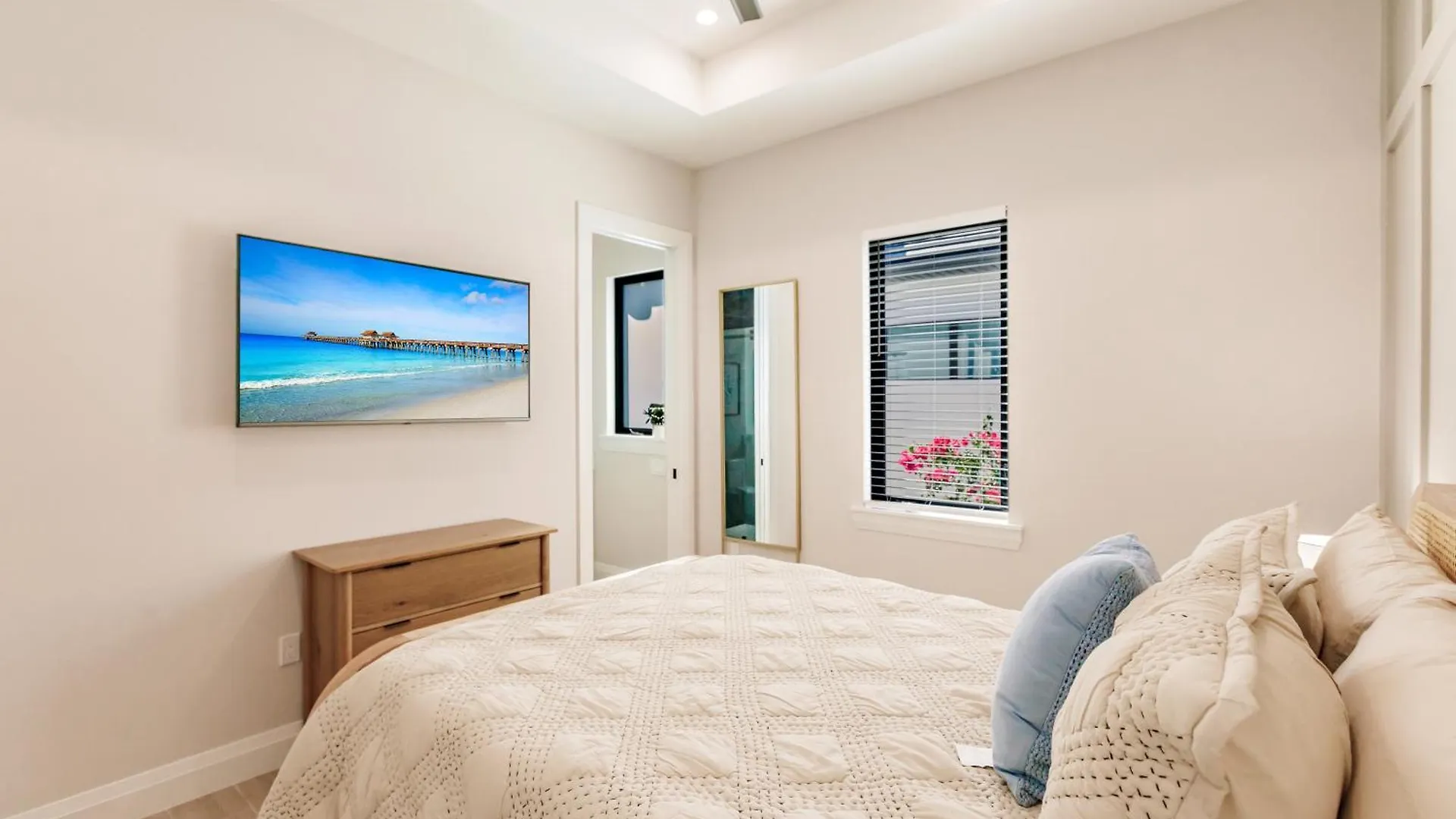 Luxe Coastal Getaway Vanderbilt North Naples
