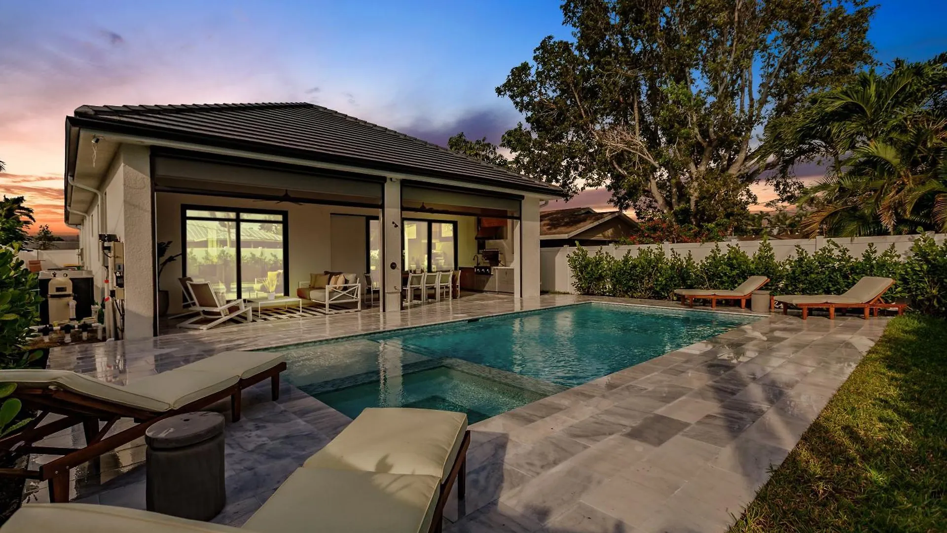 Coastal Elegance Dual Master Bedroom Retreat 3-3 * North Naples