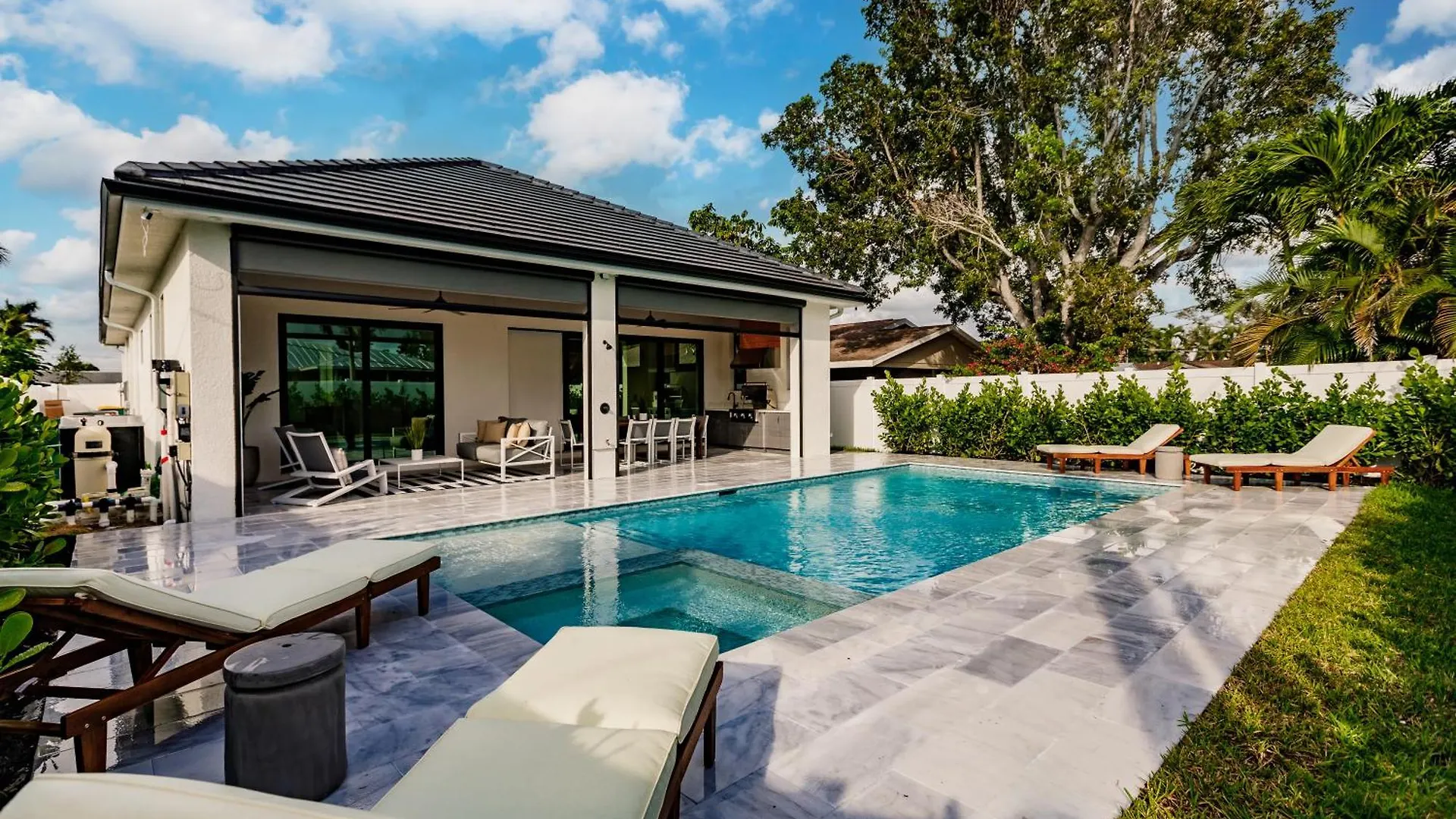 Coastal Elegance Dual Master Bedroom Retreat 3-3 North Naples