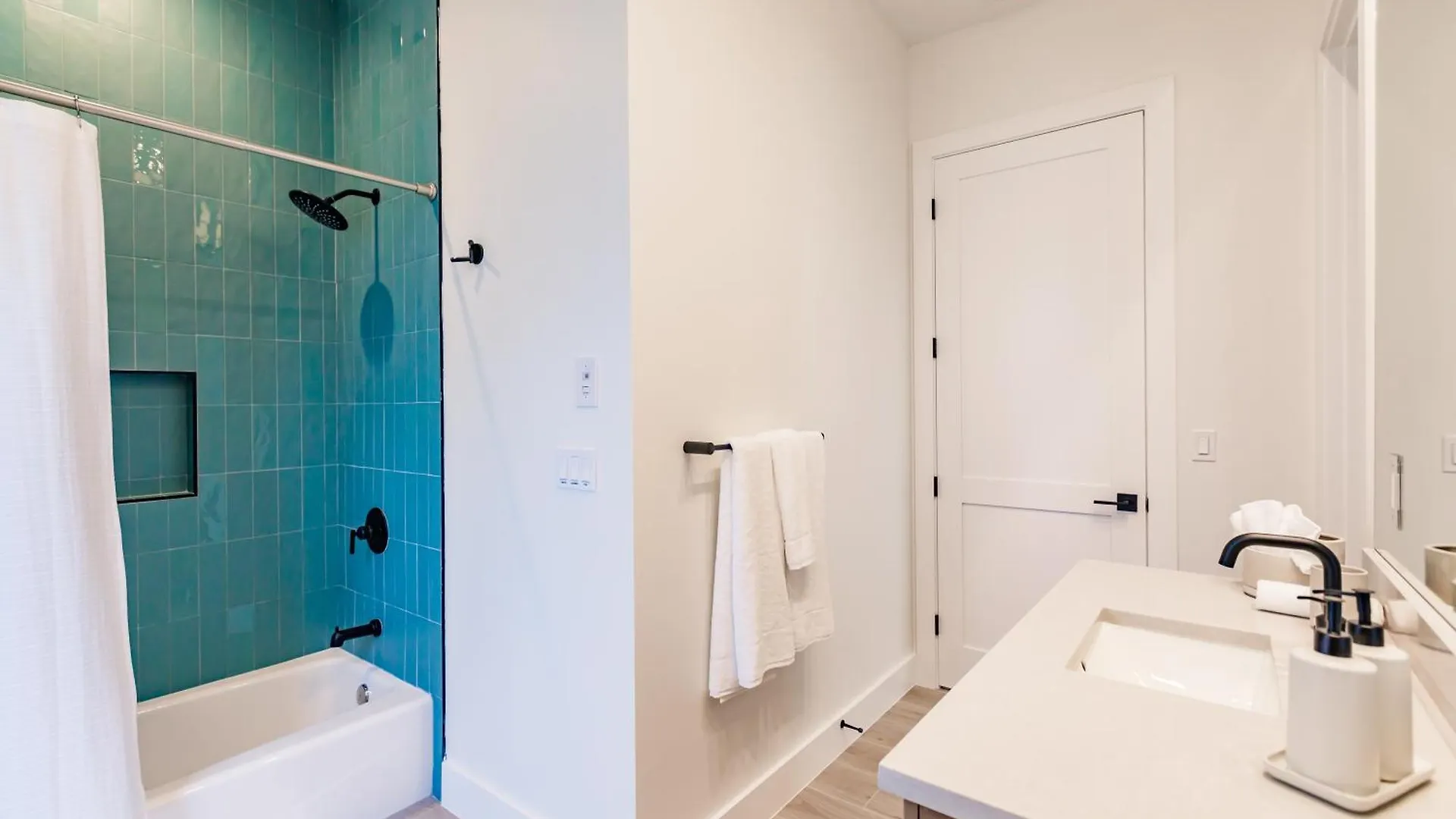 Coastal Elegance Dual Master Bedroom Retreat 3-3 Hébergement de vacances North Naples