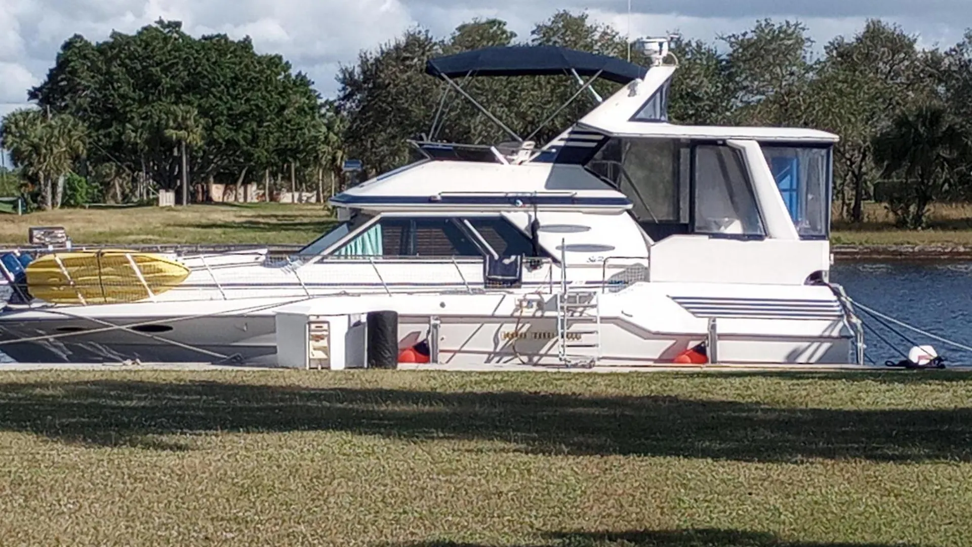 Botel Comfort Zone Private Yacht Charter North Naples