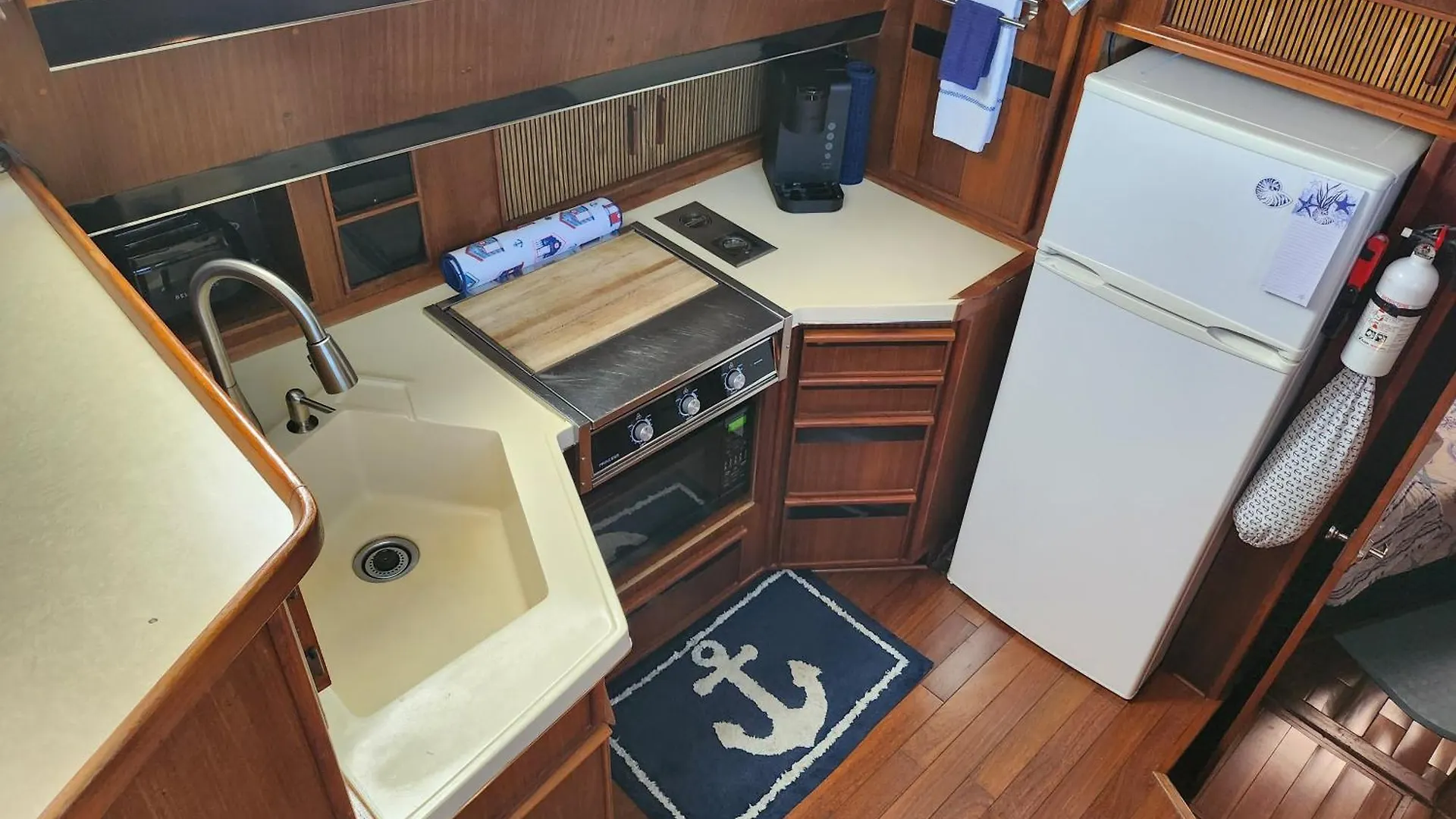 Botel Comfort Zone Private Yacht Charter