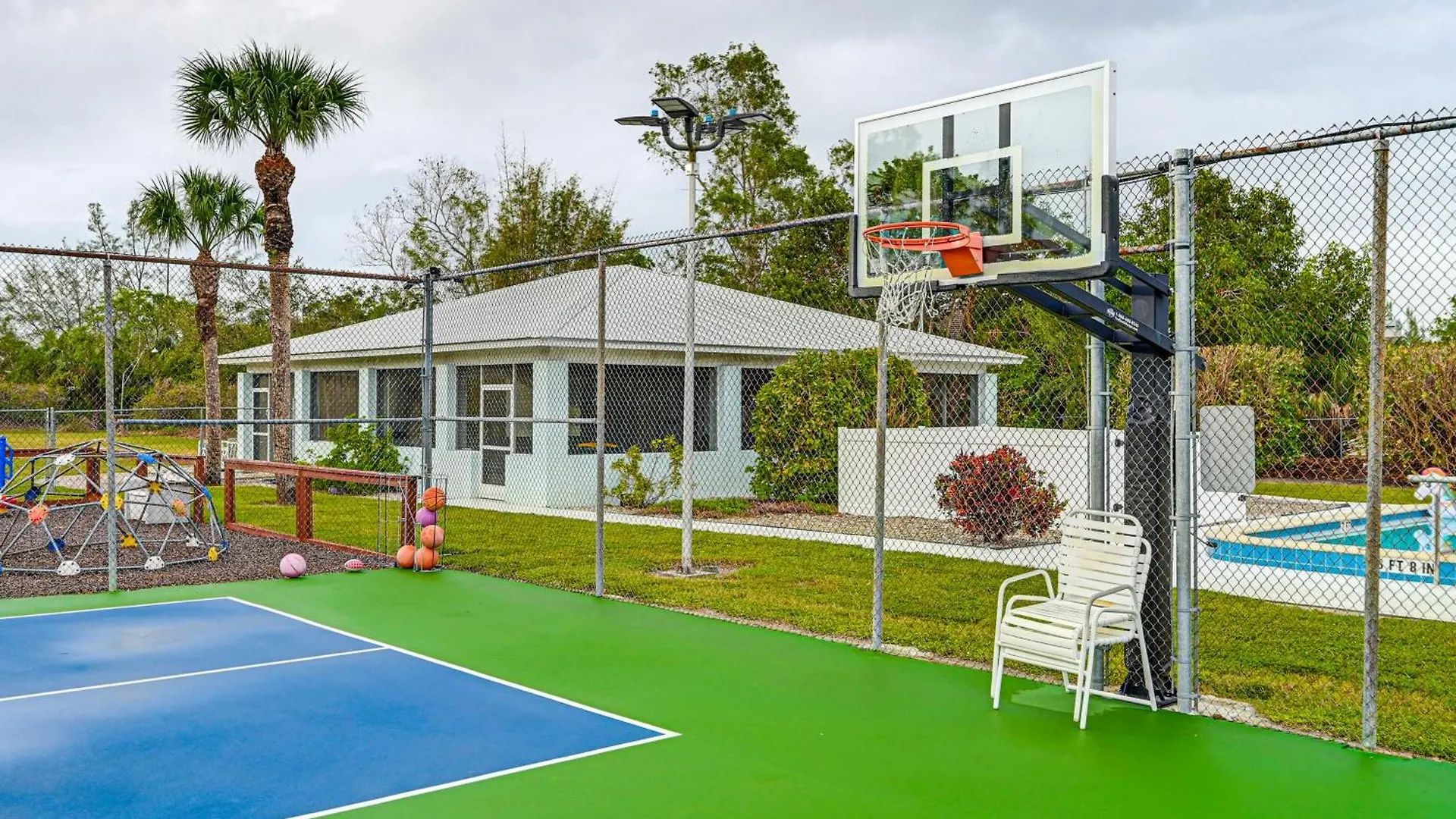 With Outdoor Kitchen And Private Pool! North Naples