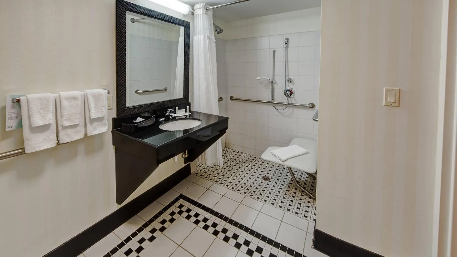 Hotell Fairfield And By Marriott 3*