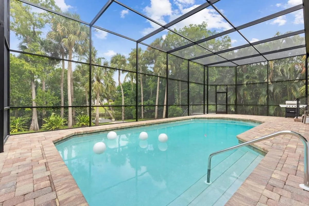 Luxurious Retreat! Villa North Naples