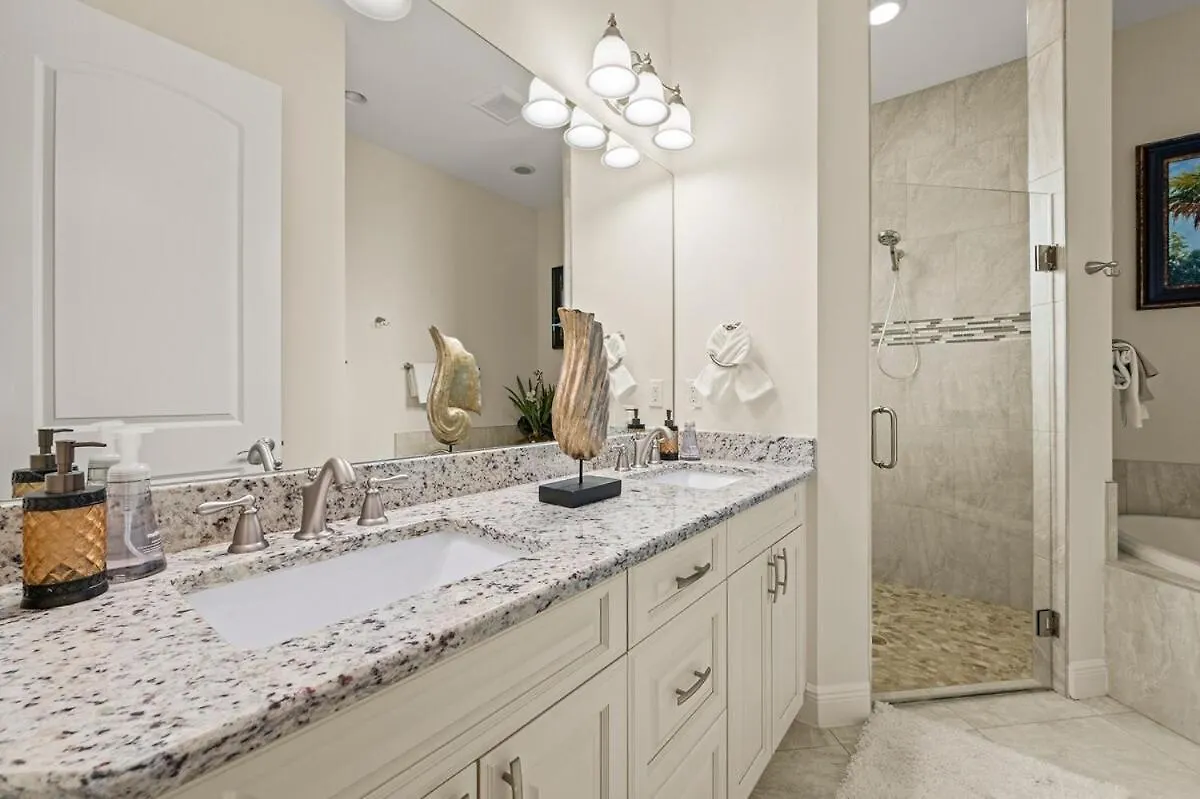Luxe 1mile Vanderbilt Beach, Pool Bbq Villa *
