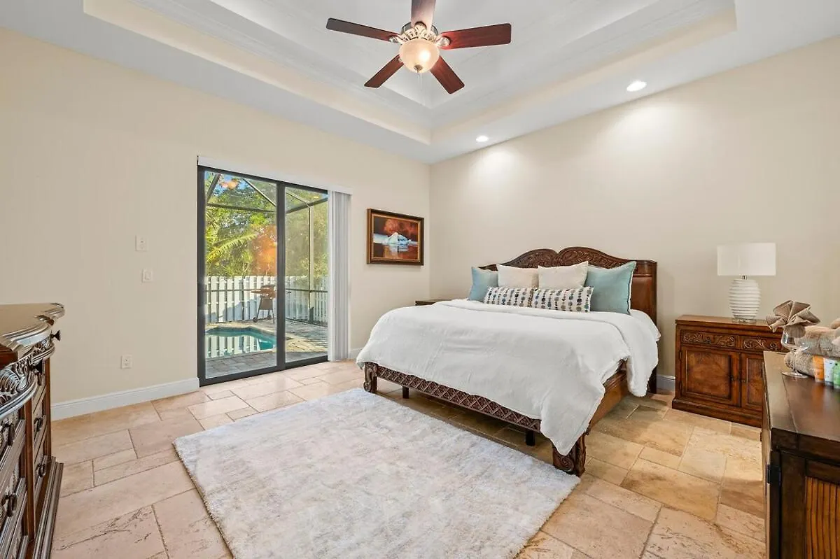 Villa Luxe 1mile Vanderbilt Beach, Pool Bbq
