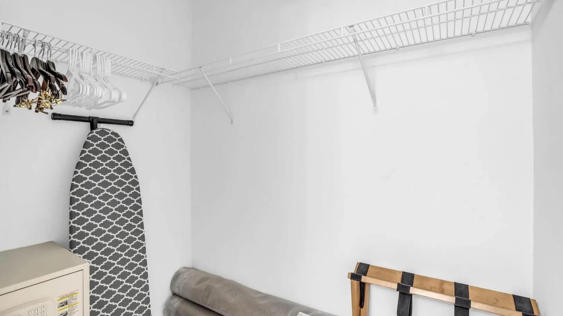 Vakantiehuis Corner Unit Updated And Near Lobby *