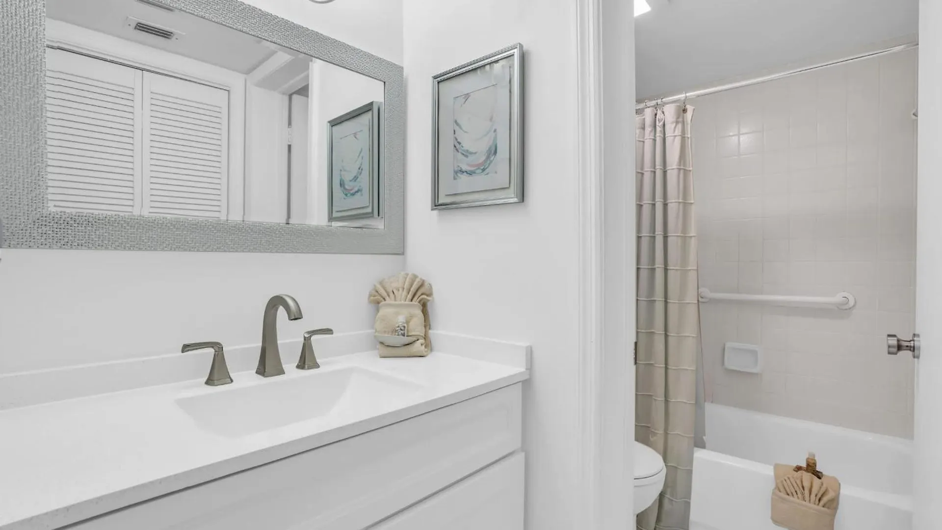 Corner Unit Updated And Near Lobby North Naples