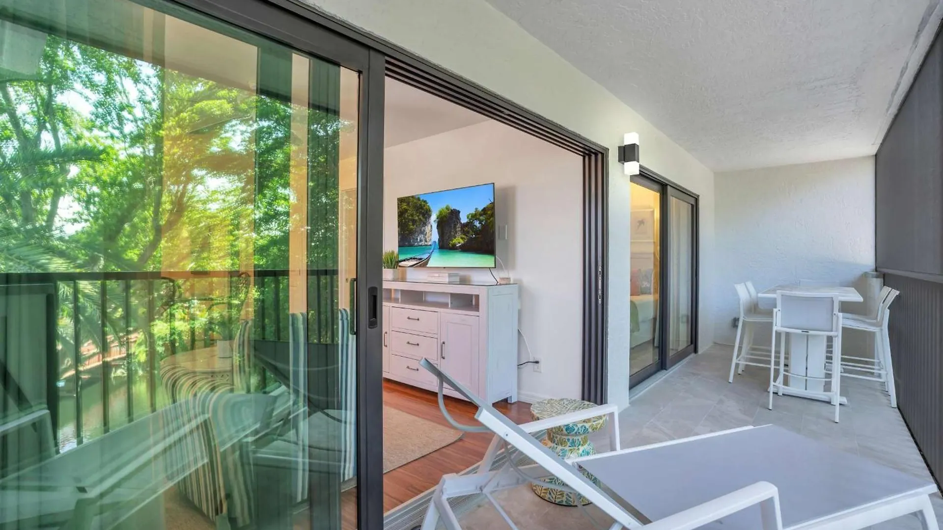 Corner Unit Updated And Near Lobby Vakantiehuis