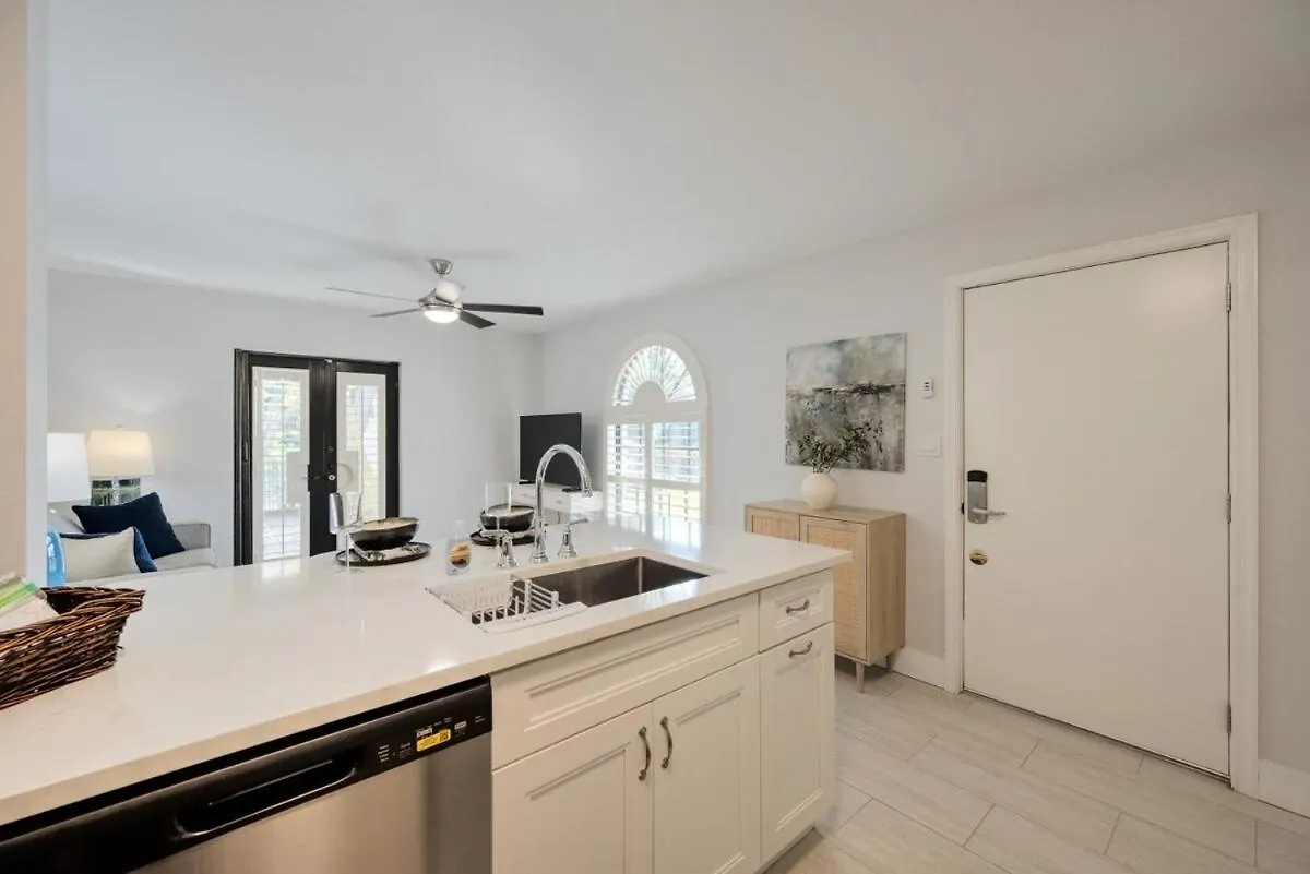Lemarquis, Old Condo, Near Beach&downtown North Naples