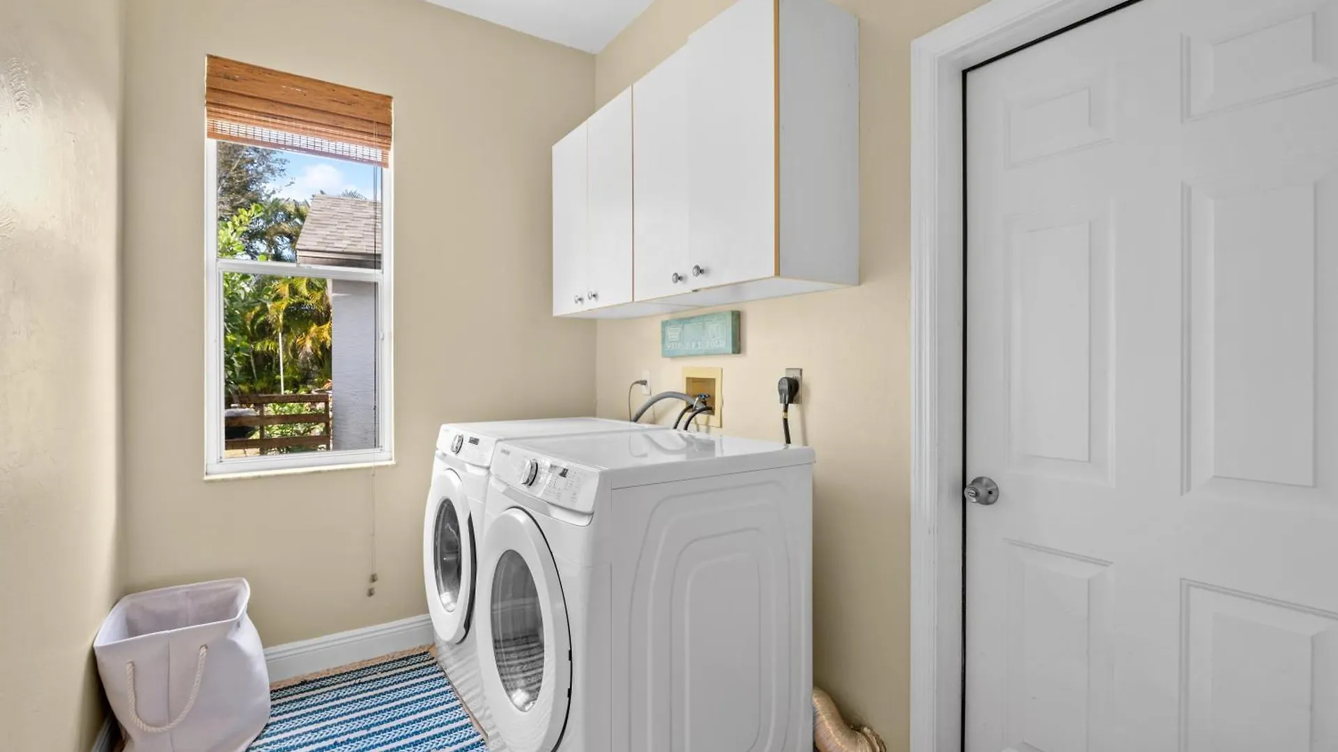 Cozy 3 Bedroom Den In 公寓