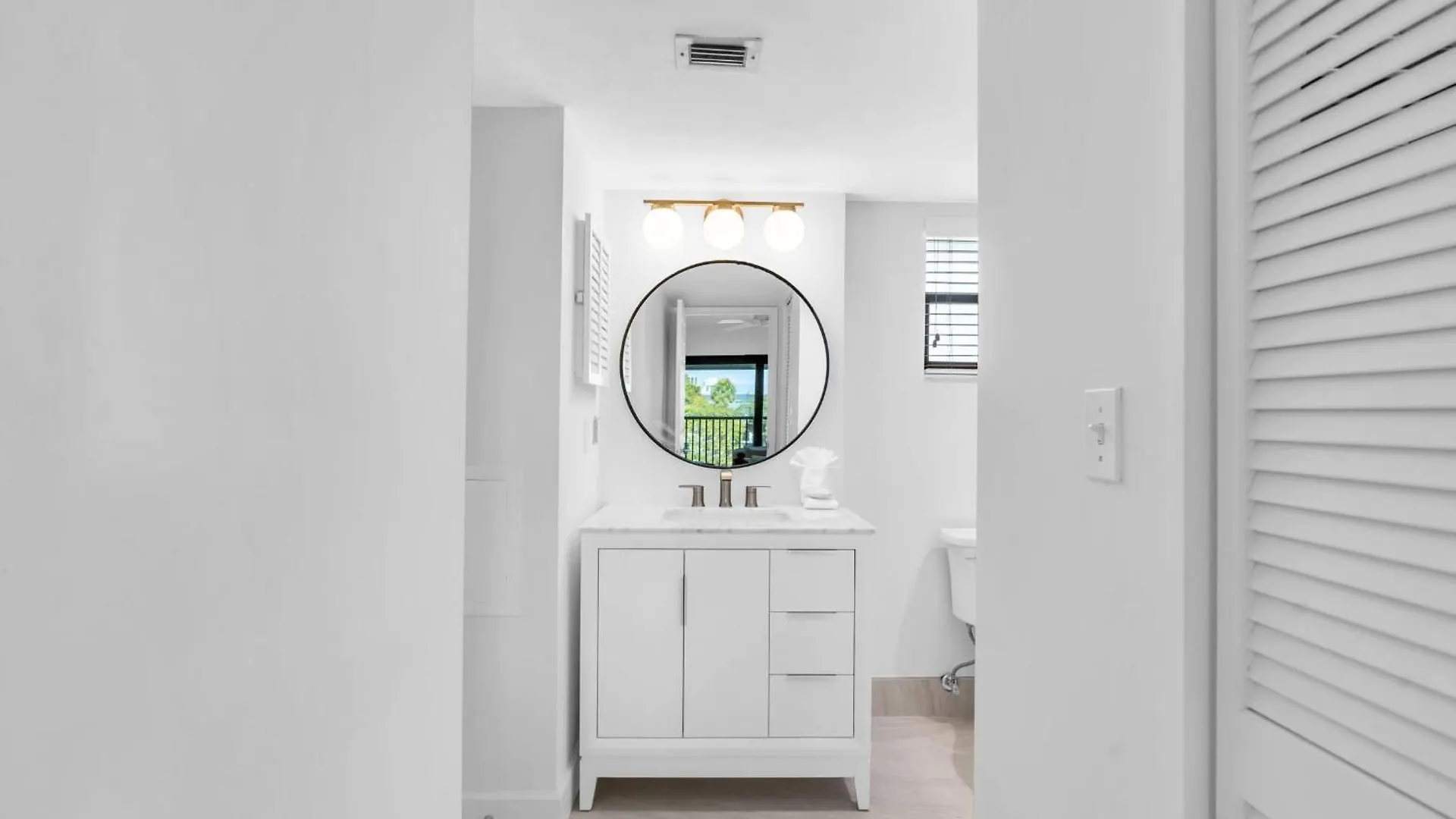 Deluxe - Modern Furnishings And Great View North Naples
