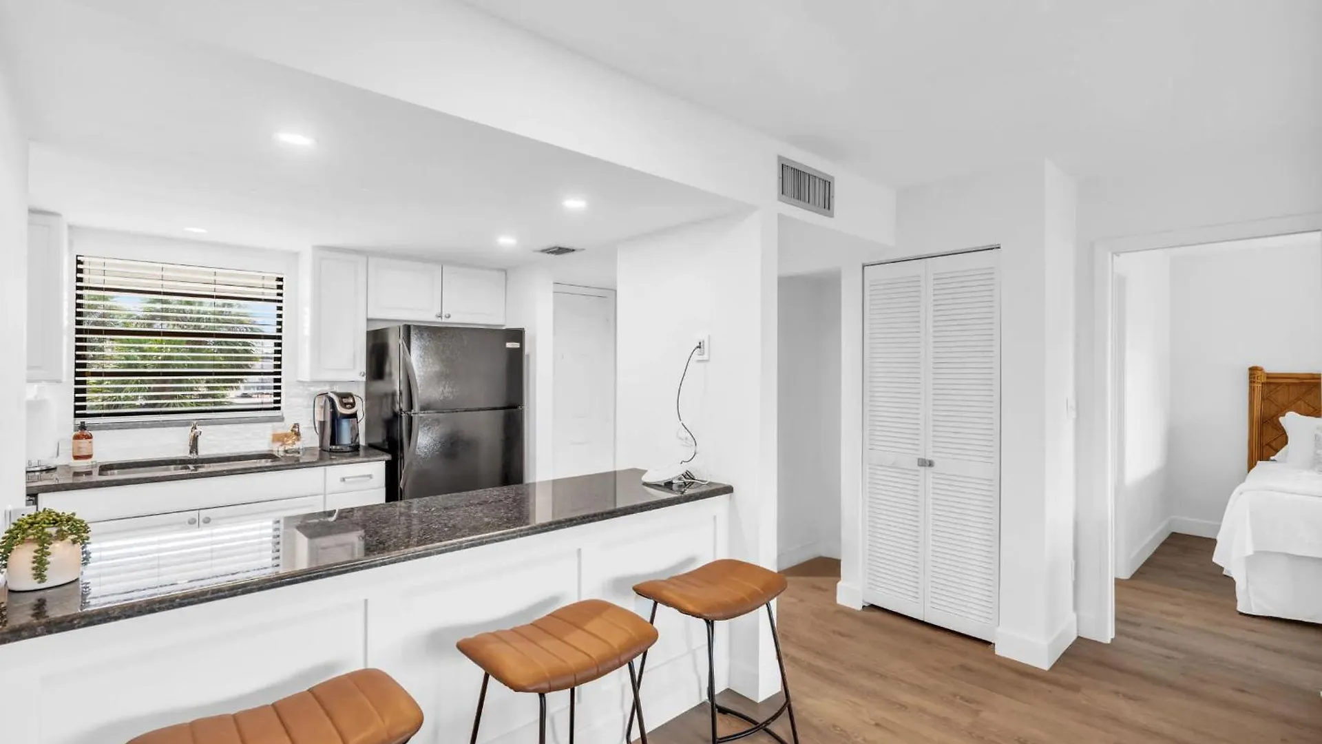 Deluxe - Modern Furnishings And Great View North Naples