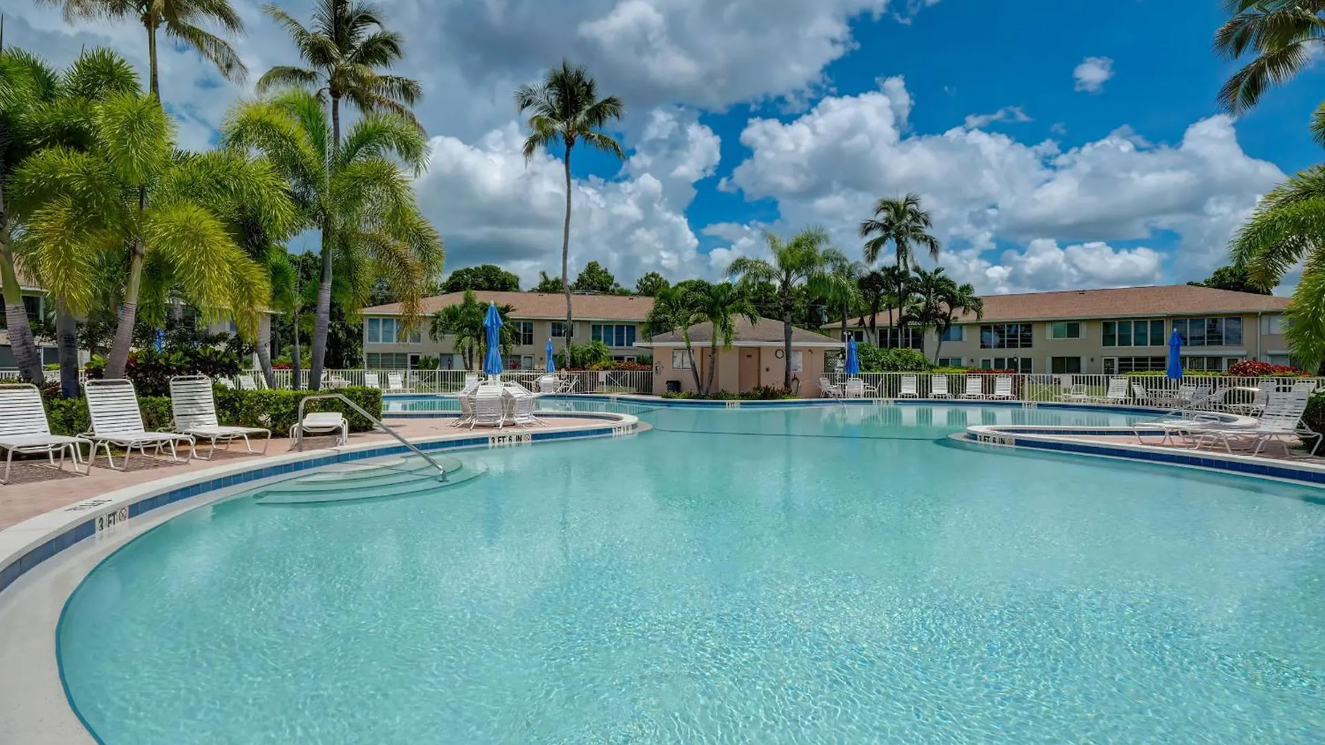 Dom wakacyjny Second Floor In Sunrise Of The With Wonderful Community Pool View Naples