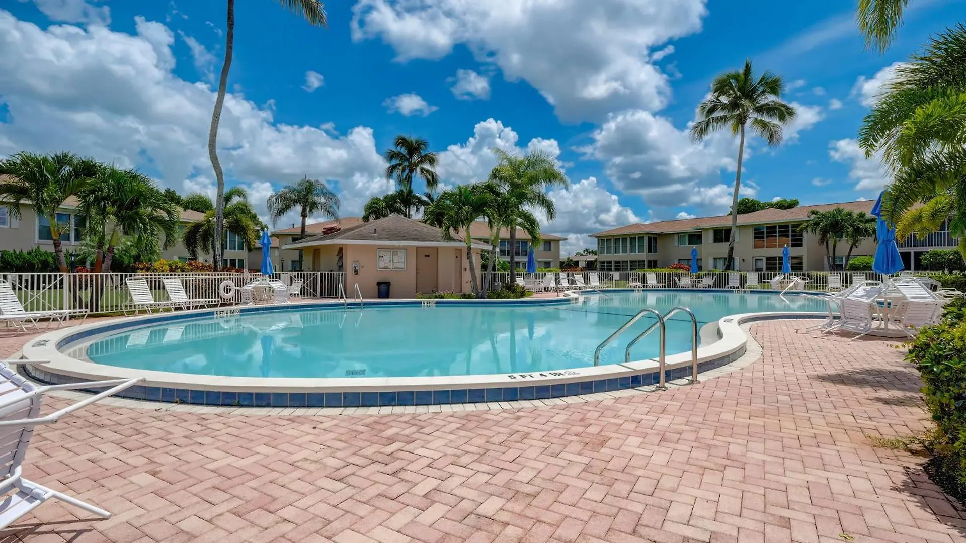 Dom wakacyjny Second Floor In Sunrise Of The With Wonderful Community Pool View Naples