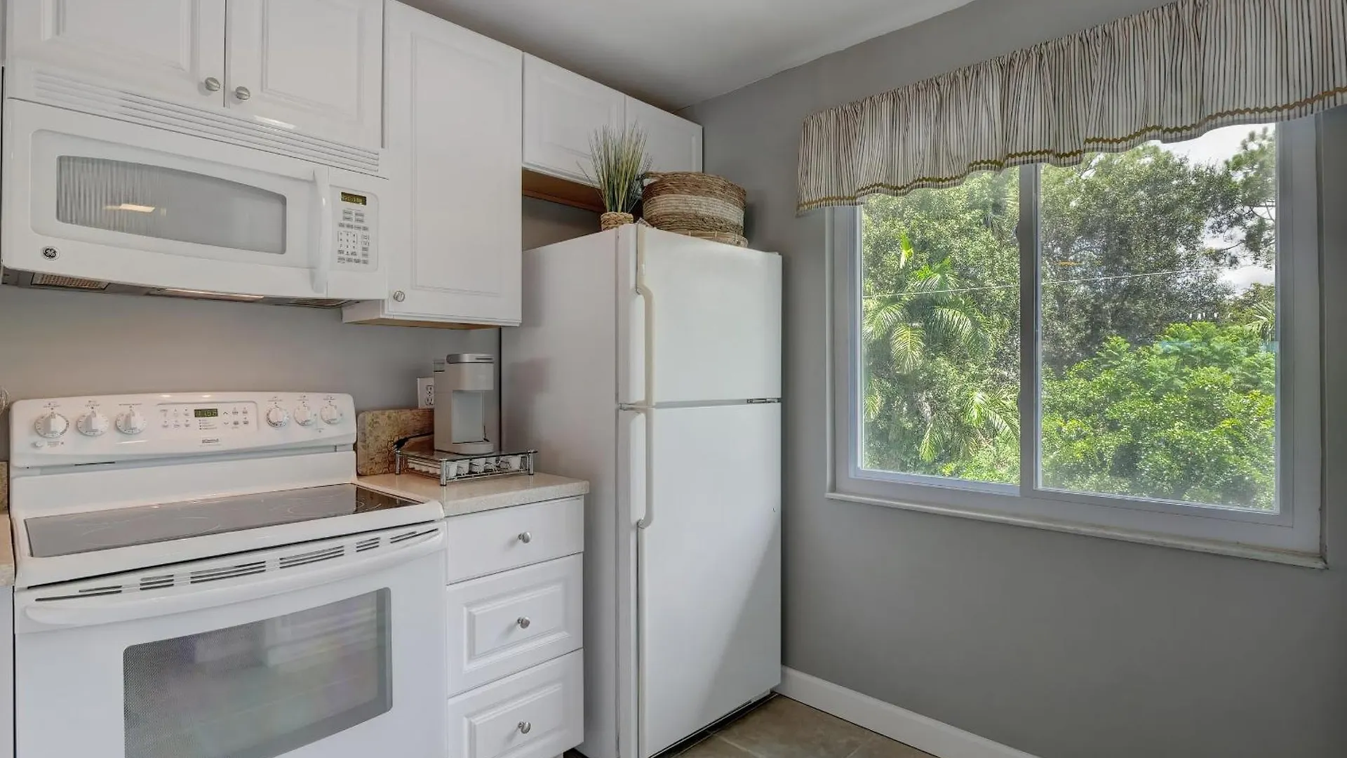 Dom wakacyjny Second Floor In Sunrise Of The With Wonderful Community Pool View Naples
