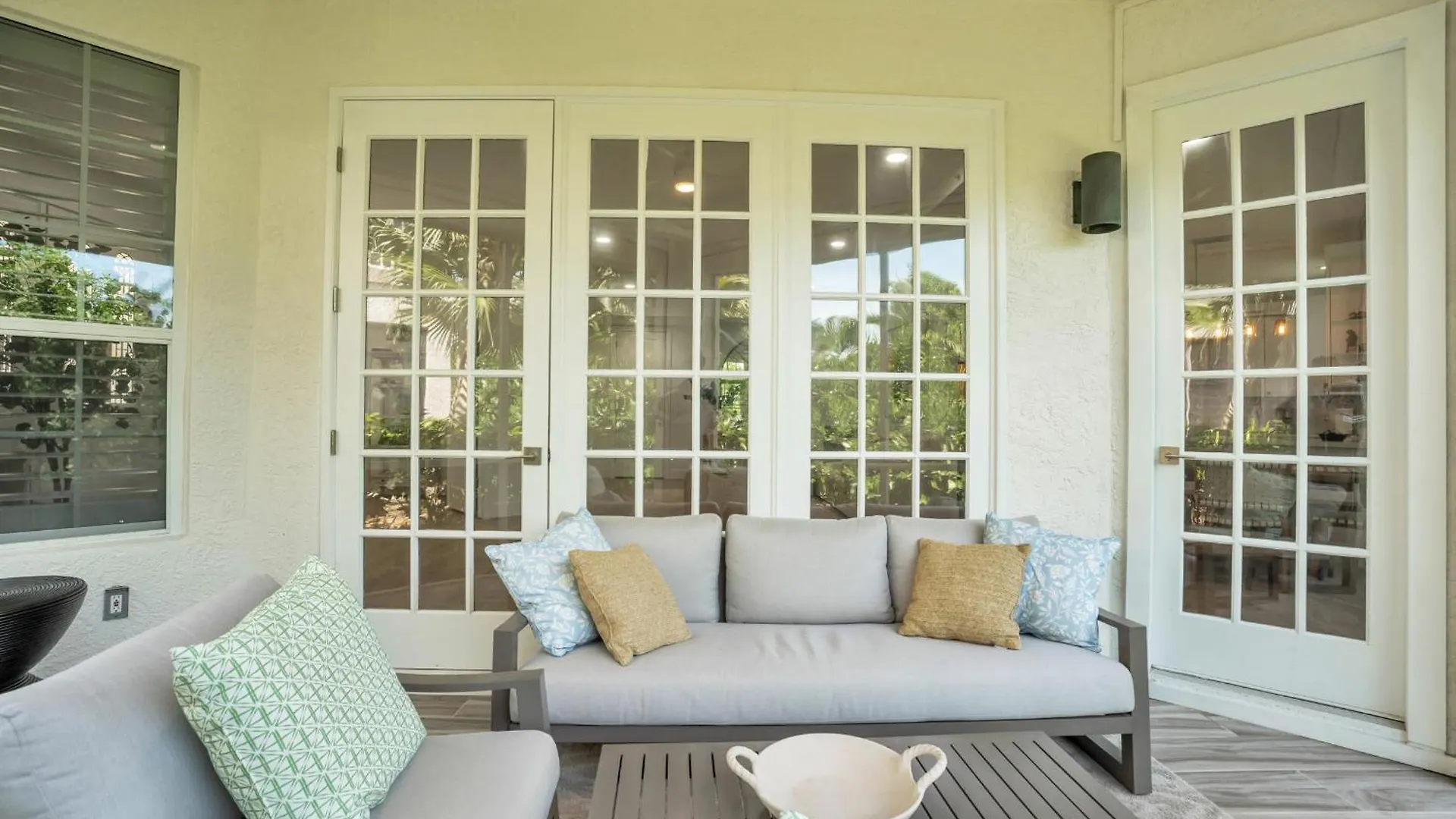Walk To The And Venetian Village From Luxury Coach Holiday home *