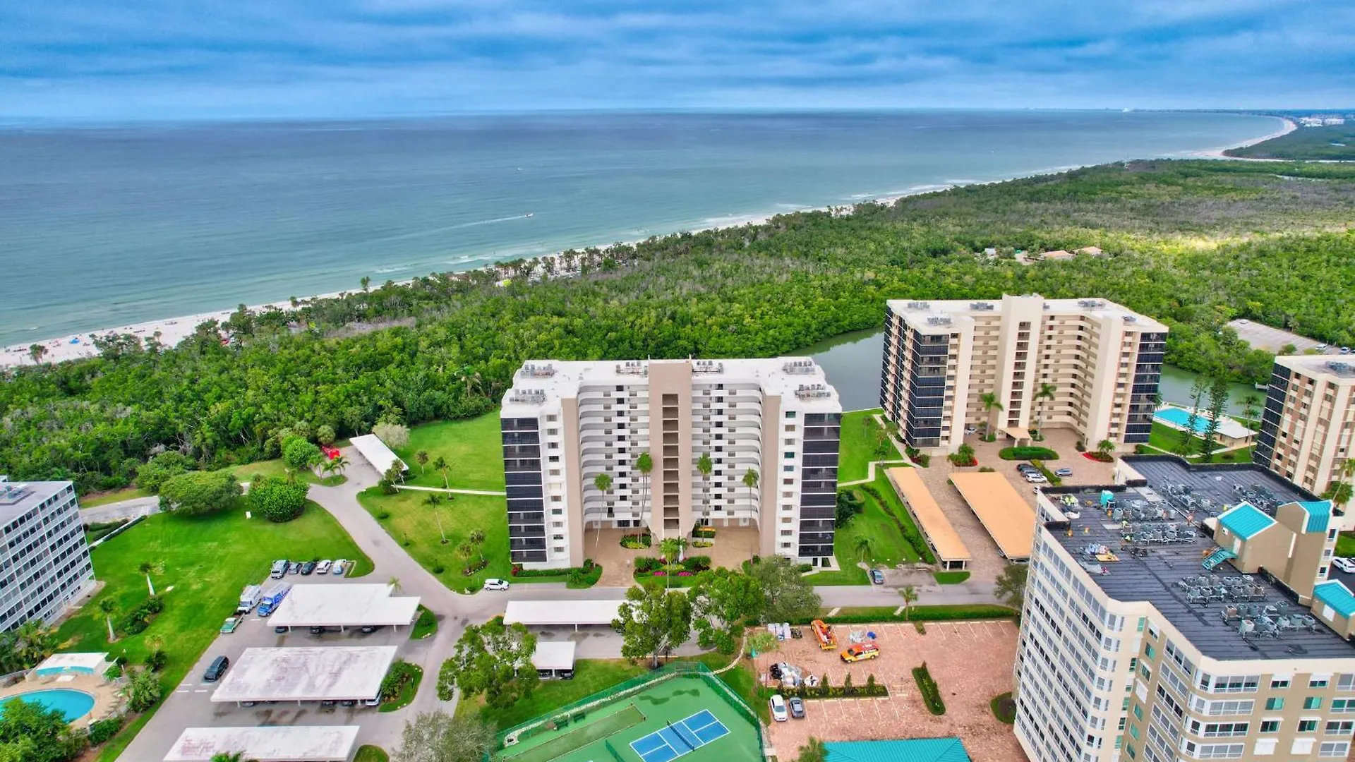 Walk To The And Enjoy Spectacular Views From 3 Bedroom Feriehus North Naples