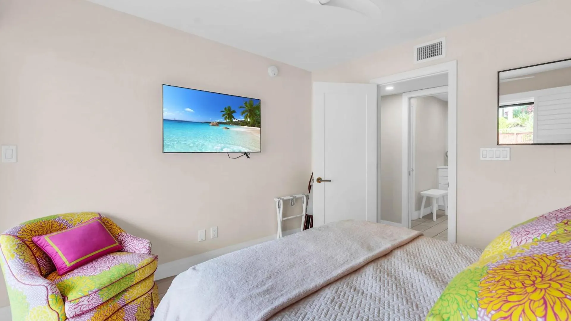 Completely Renovated First Floor Ferienhaus *