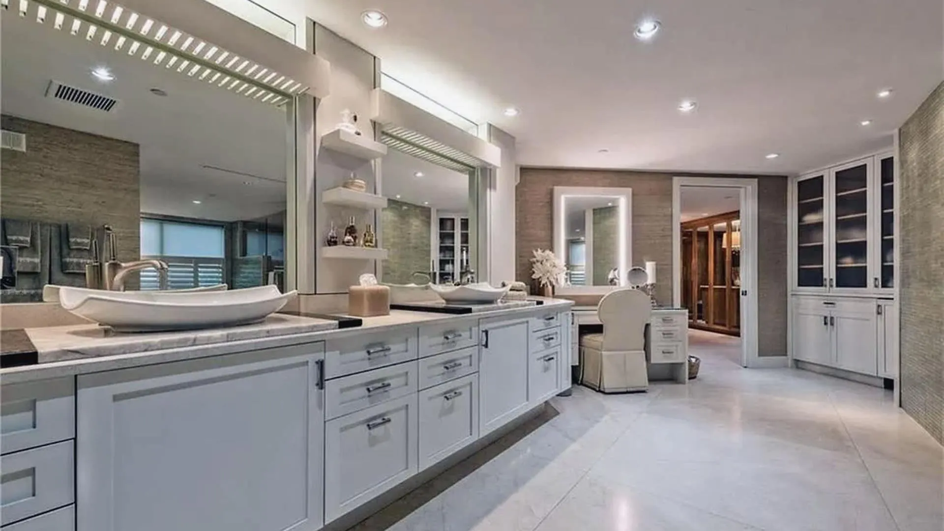Lifestyle Stunning 3 Bedroom Beachfront * North Naples