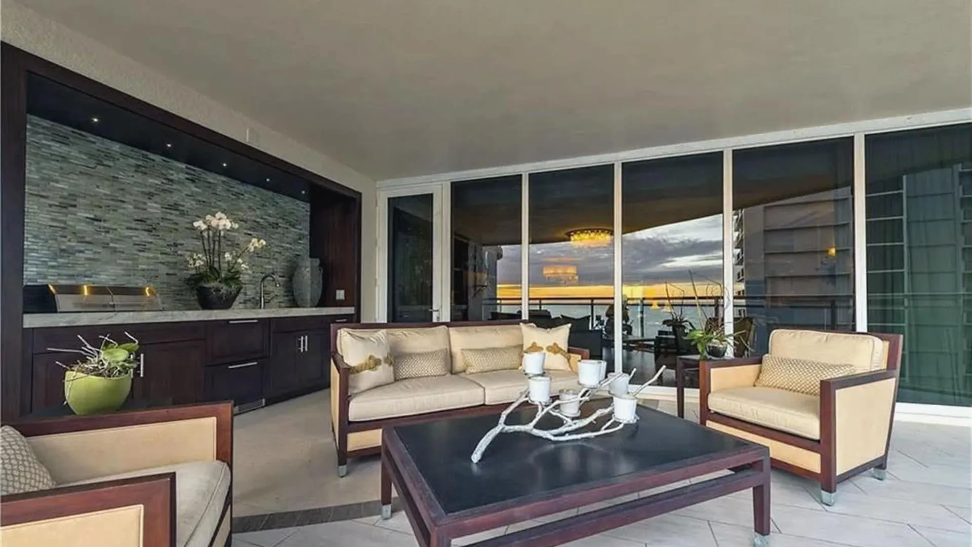 Lifestyle Stunning 3 Bedroom Beachfront 아파트 North Naples