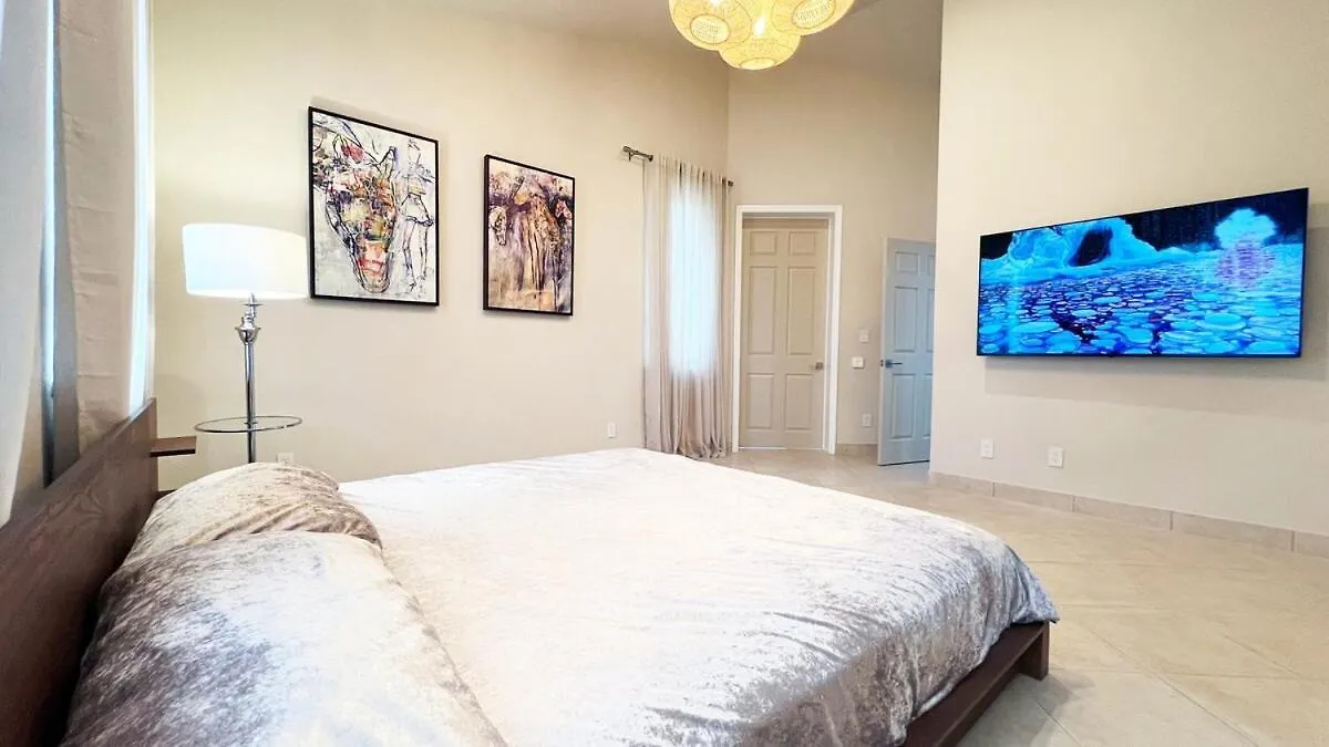 Immaculate Minutes From The Holiday home *