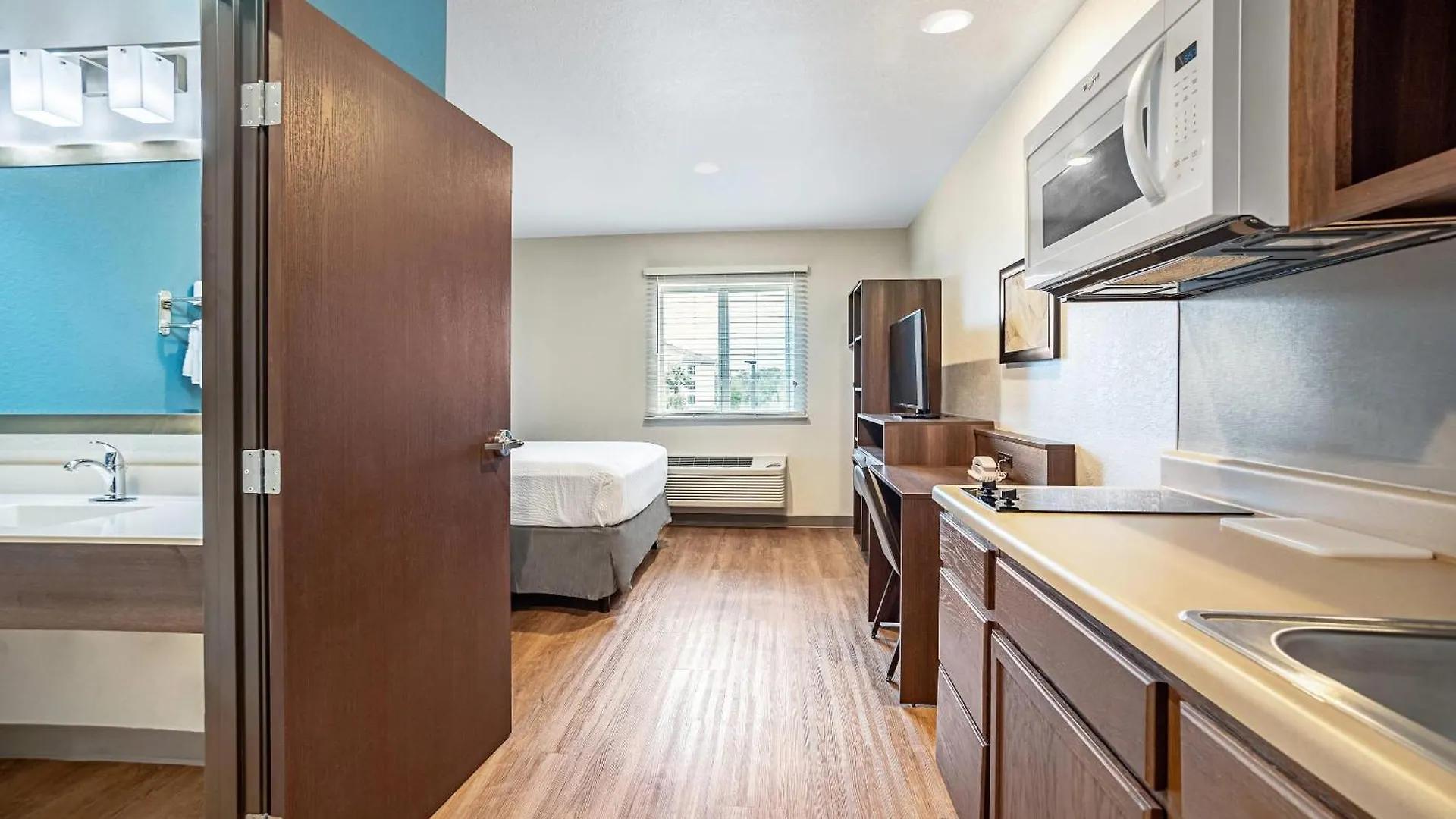 Woodspring Naples 2* Golden Gate