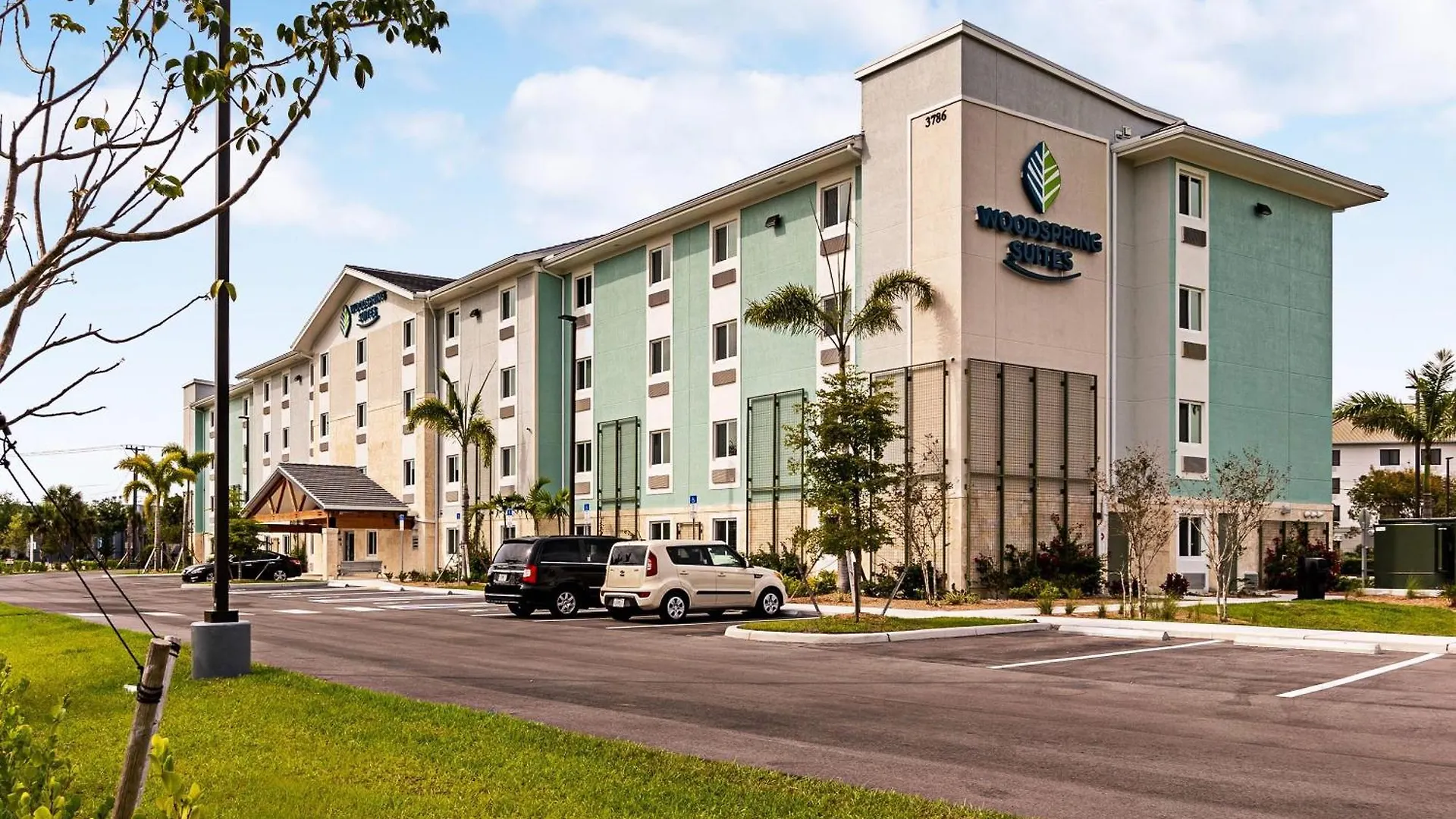 Woodspring Naples 2*