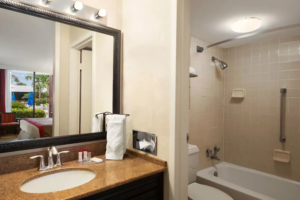 Collins Hotel 3*