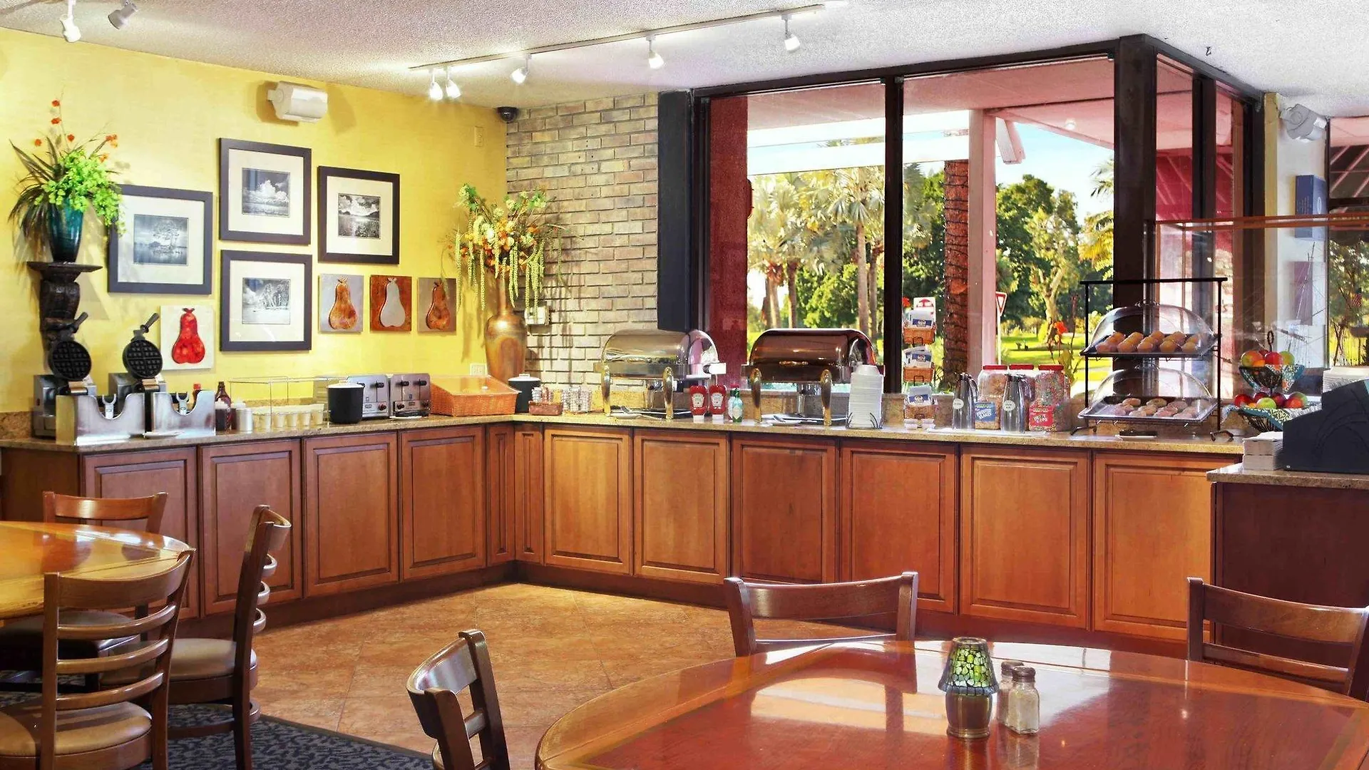 Collins Hotel 3*