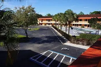 Super 8 By Wyndham Naples Hotel