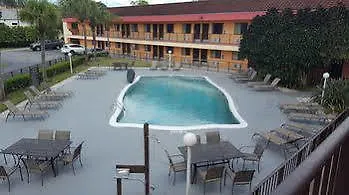 Super 8 By Wyndham Naples Hotel *