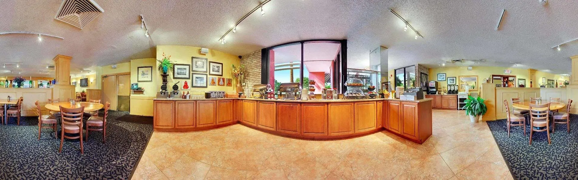 Collins Hotel 3*