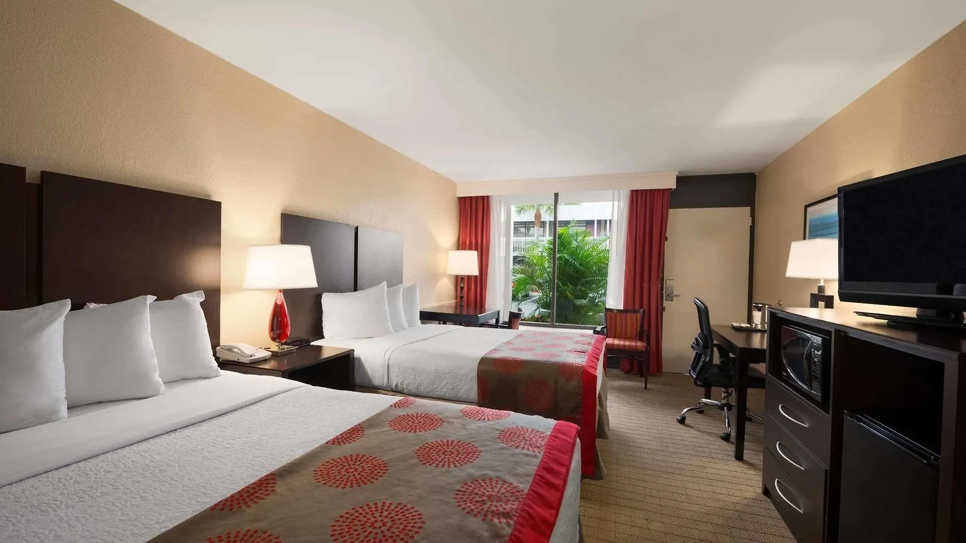 Collins Hotel 3*