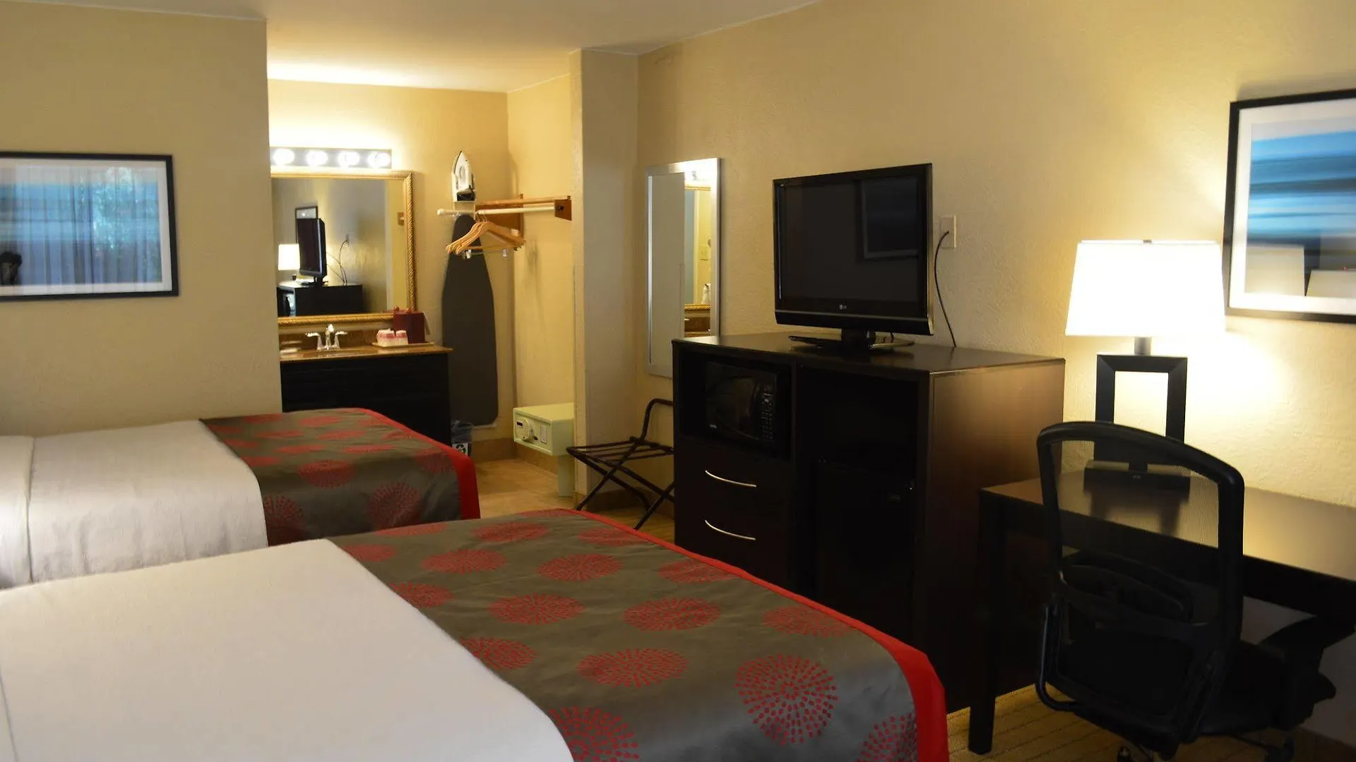 Hotel Collins 3*