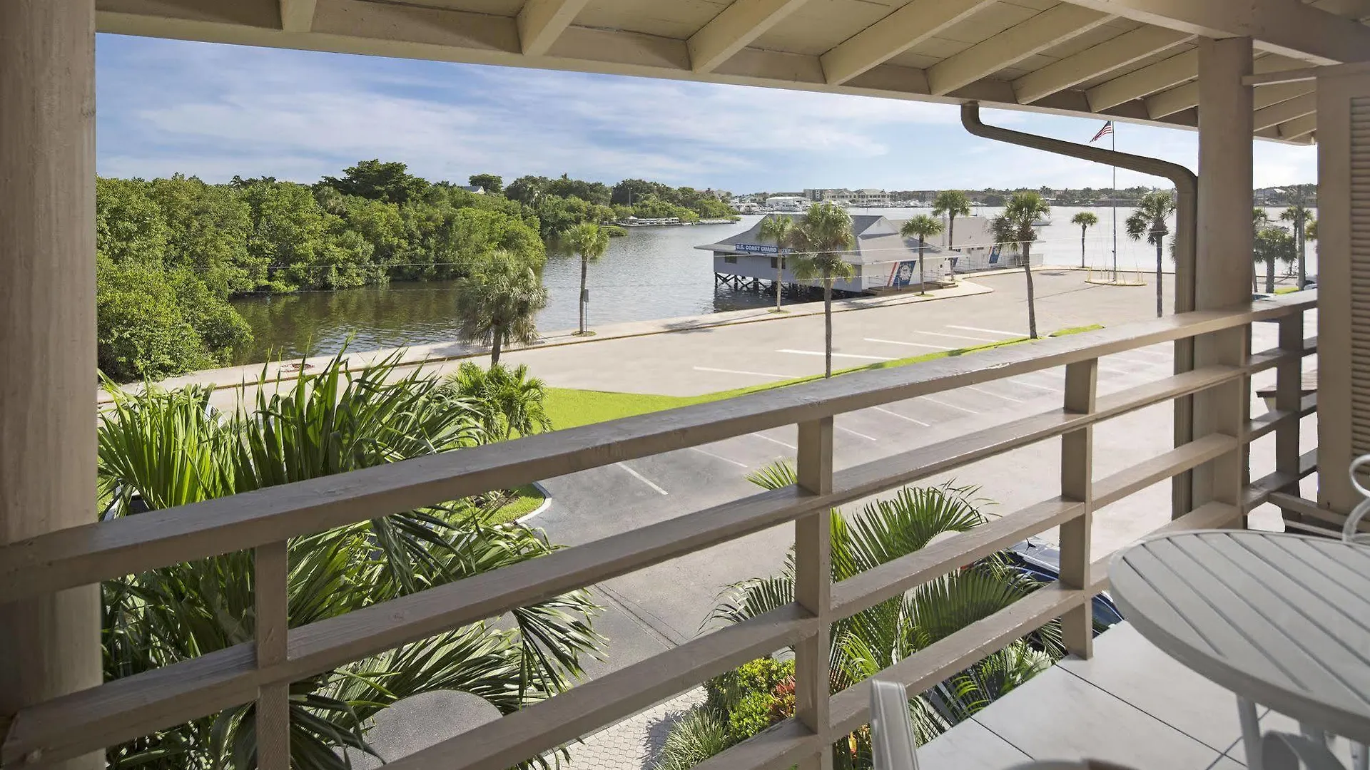 Hotel Cove On Bay North Naples