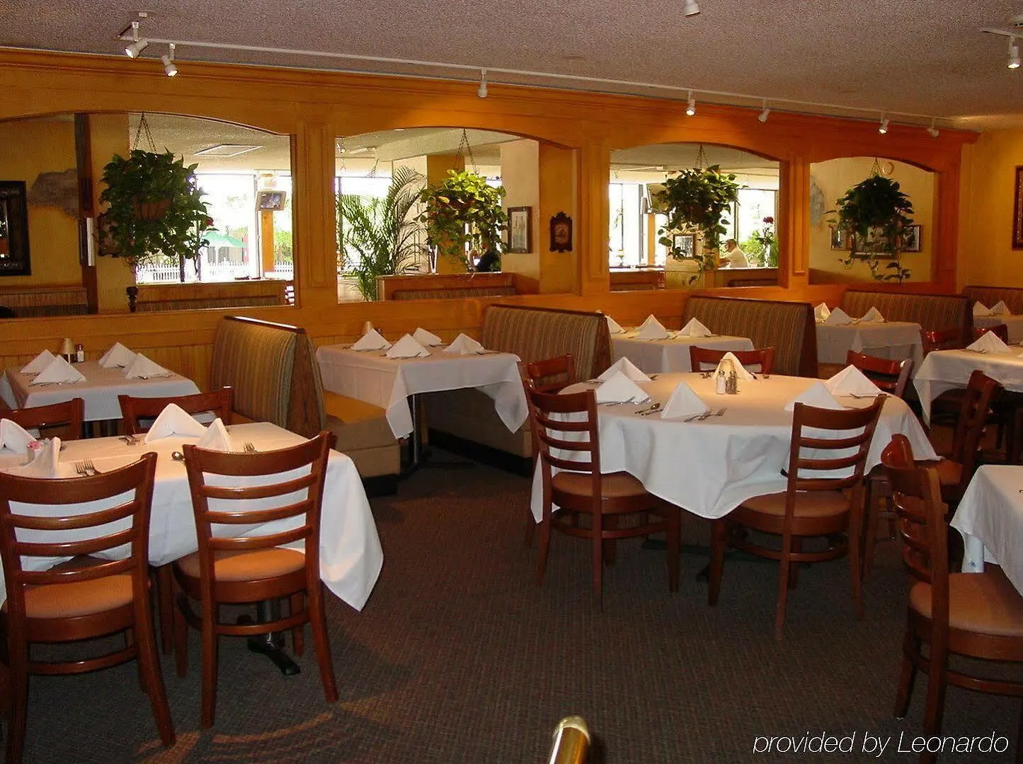 Collins Hotel 3*