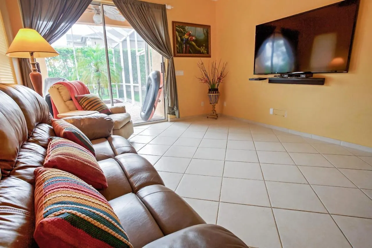 Vakantiehuis With Pool, Extended Welcome! North Naples